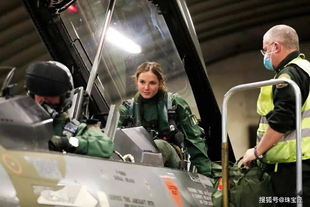 开元棋牌下载|成人礼开战斗机继承箱里装满