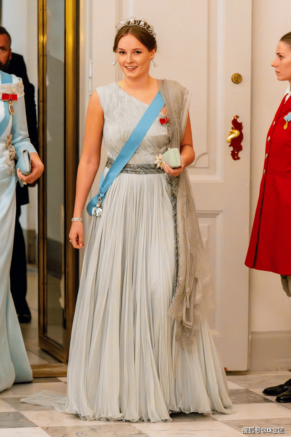 开元棋牌下载|成人礼开战斗机继承箱里装满传世冠冕!挪威00后女王储才是真·隐藏王者!(图4) 开元棋牌下载|成人礼开战斗机继承箱里装满传世冠冕!挪威00后女王储才是真·隐藏王者!(图4)