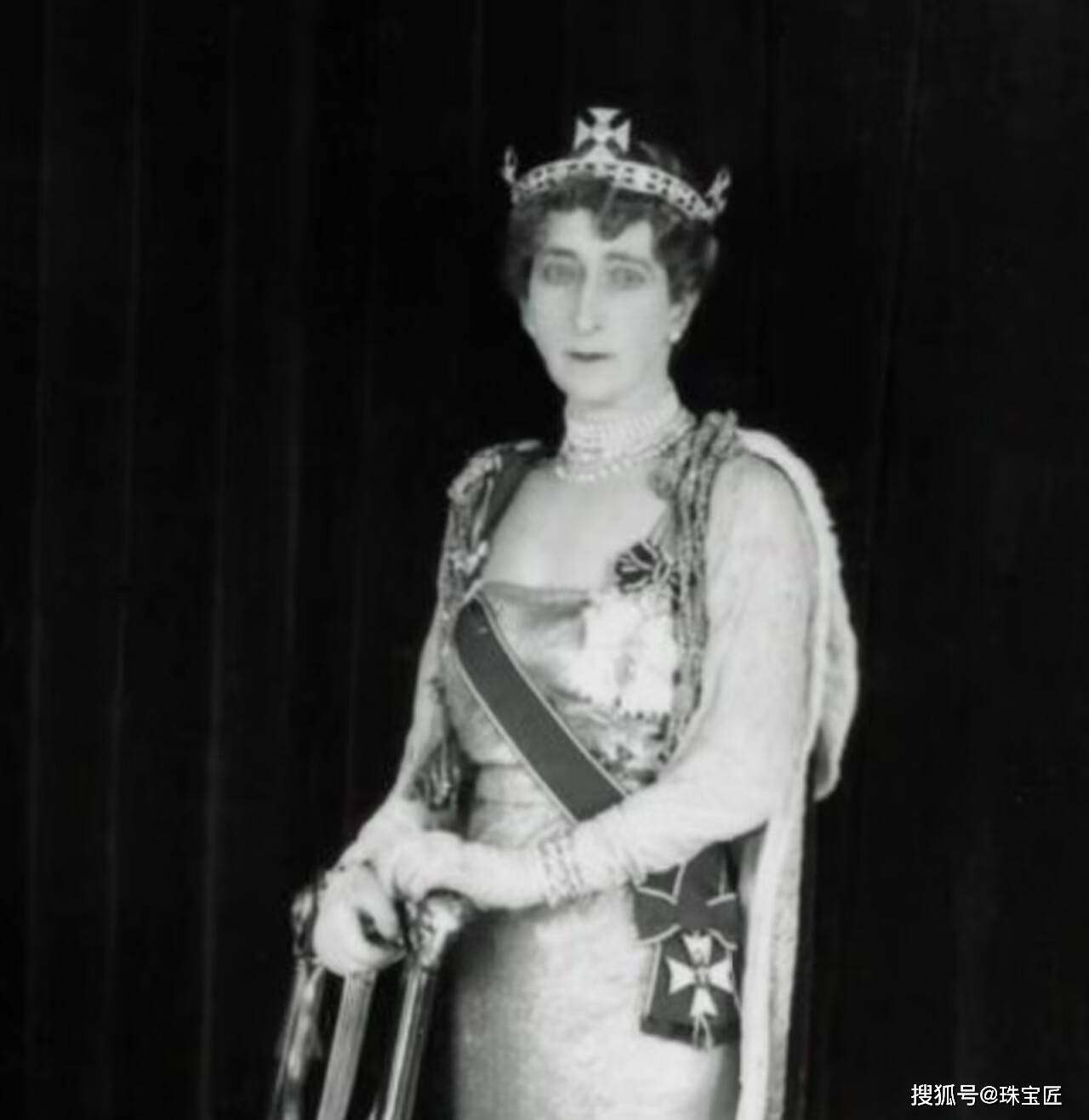 开元棋牌下载|成人礼开战斗机继承箱里装满传世冠冕！挪威00后女王储才是真·隐藏王者！(图19)