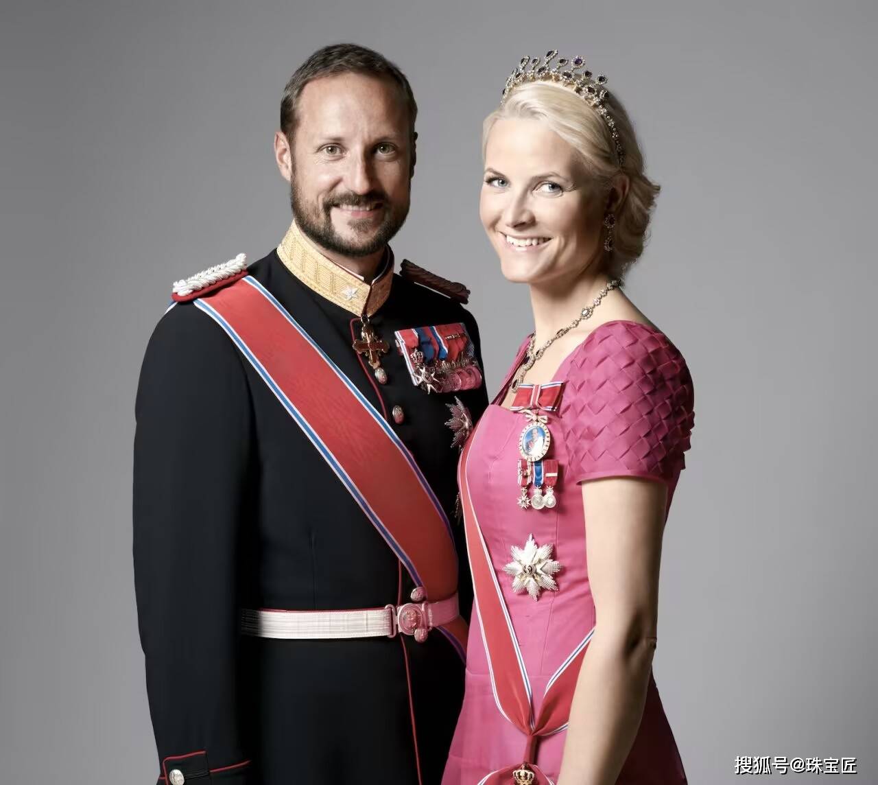 开元棋牌下载|成人礼开战斗机继承箱里装满传世冠冕!挪威00后女王储才是真·隐藏王者!(图37) 开元棋牌下载|成人礼开战斗机继承箱里装满传世冠冕!挪威00后女王储才是真·隐藏王者!(图37)